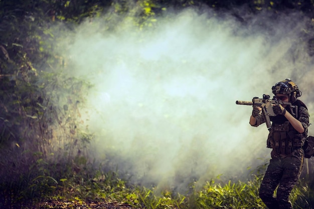 Soldat mit einem Gewehr