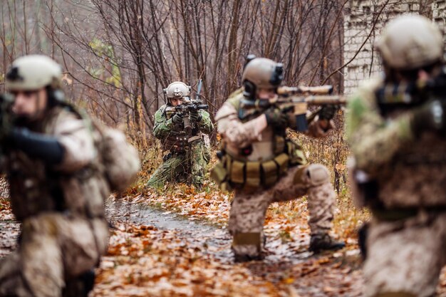 Soldat mit Gewehr Soldat auf dem Hintergrund der Natur