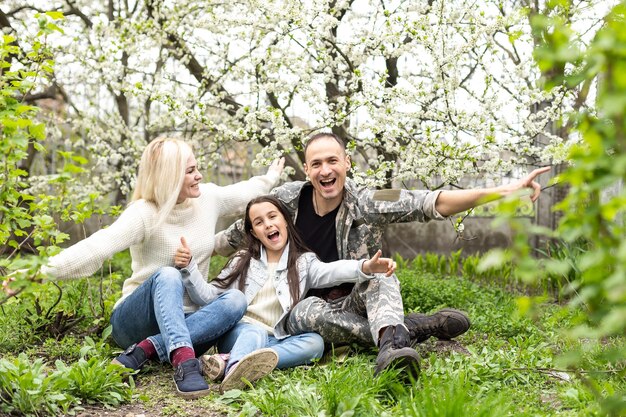 Soldat mit seiner Familie im Park wieder vereint.