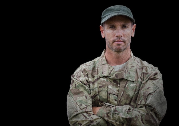 Soldat mit verschränkten Armen vor schwarzem Hintergrund mit Grunge-Overlay