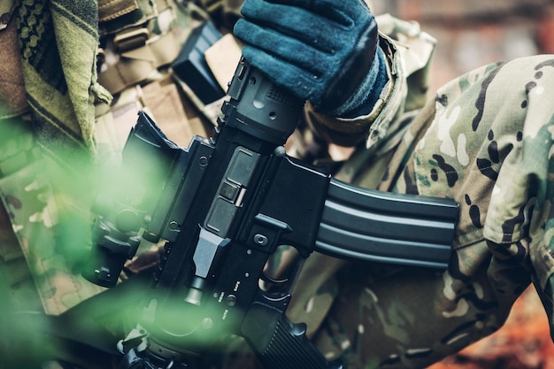 Soldat mit Waffe M4 Karabiner