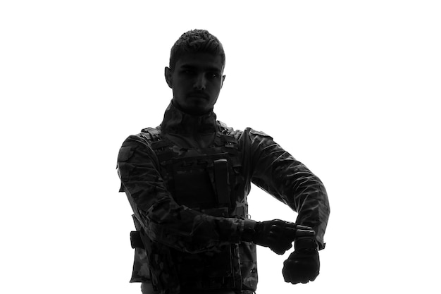 Soldat silhouette seriöser, gutaussehender, starker, harter armeesoldat in uniform mit uhrzeichen