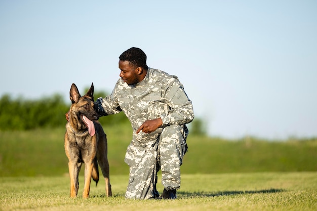 Soldat verbindet sich mit seinem besten Freund, dem Militärhund