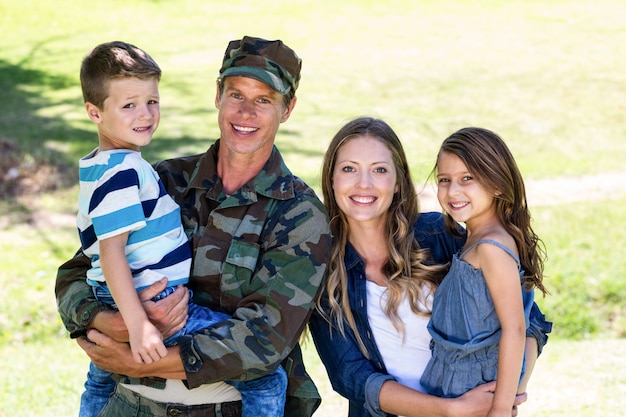 Soldat wieder vereint mit seiner Familie im Park