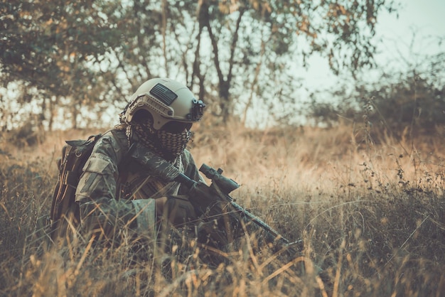 Soldaten bereiten sich darauf vor, den Feind im Waldmilitär im Kriegskonzept zu treffen