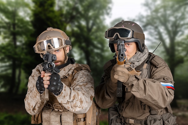 Soldaten der Spezialeinheit in einem Wald