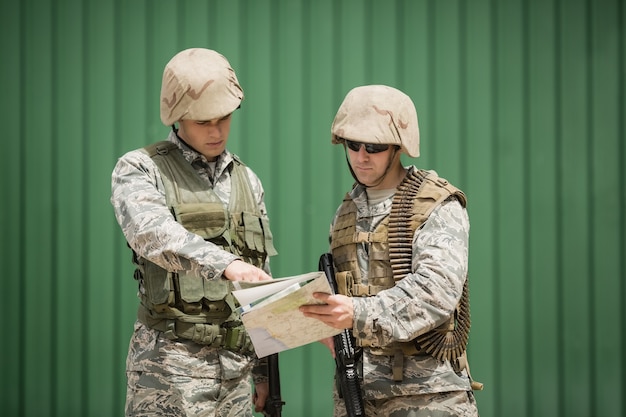 Soldaten, die Diskussion über Karte im Bootcamp haben