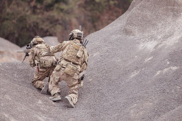 Soldaten in Tarnuniformen tragen Waffen Aufklärungsmissionen