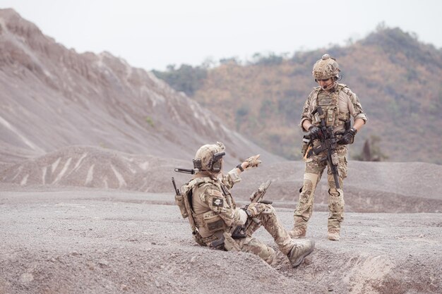 Soldaten in Tarnuniformen tragen Waffen Aufklärungsmissionen