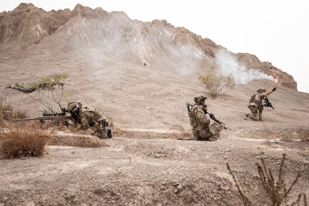 Foto soldaten in tarnuniformen zielen mit ihren gewehren