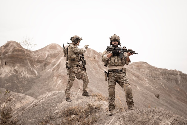 Foto soldaten in tarnuniformen zielen mit ihren gewehren