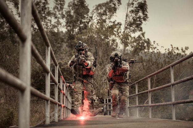 Foto soldaten in tarnuniformen zielen mit ihren gewehren