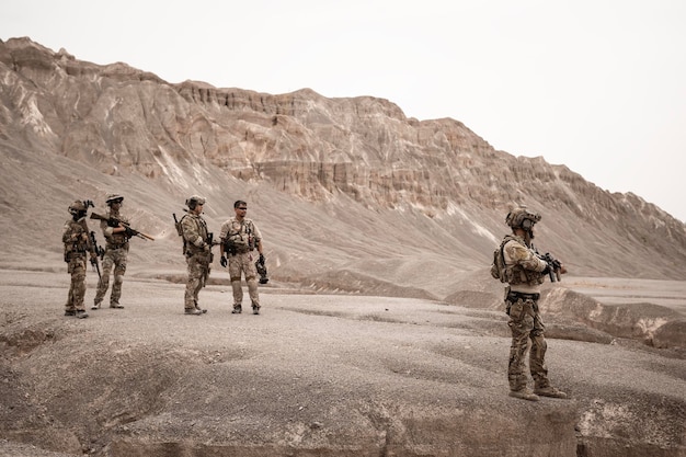 Soldaten in Tarnuniformen zielen mit ihren Gewehren