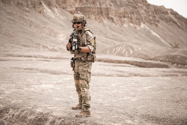 Soldaten in Tarnuniformen zielen mit ihren Gewehren