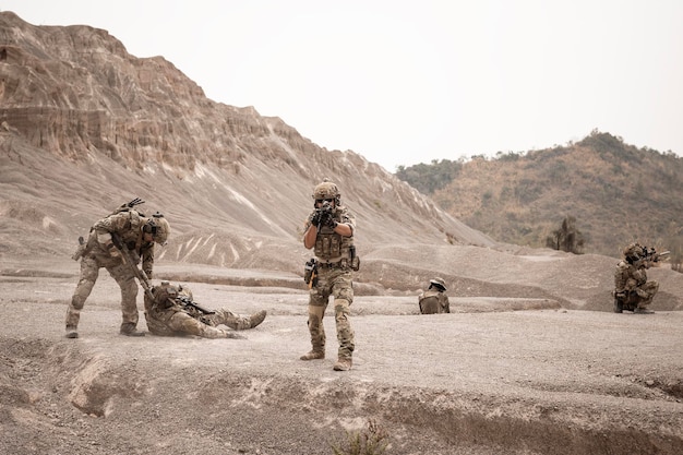 Soldaten in Tarnuniformen zielen mit ihren Gewehren