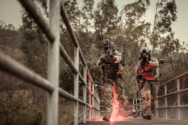 Soldaten in Tarnuniformen zielen mit ihren Gewehren