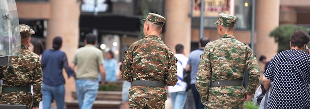 Soldaten in Uniform gehen durch die Stadt