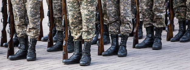 Soldaten marschieren auf dem Exerzierplatz