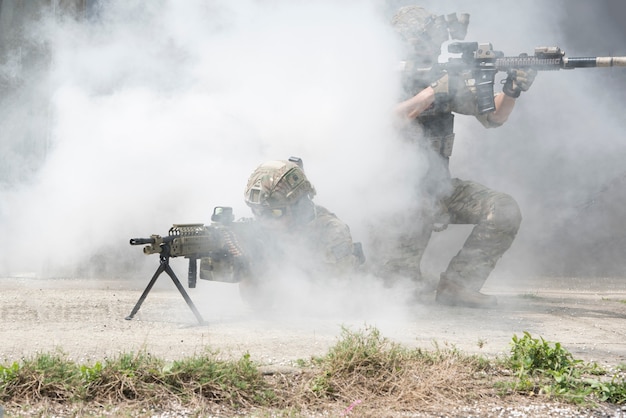 Soldaten mit Rauch auf einer Tapete