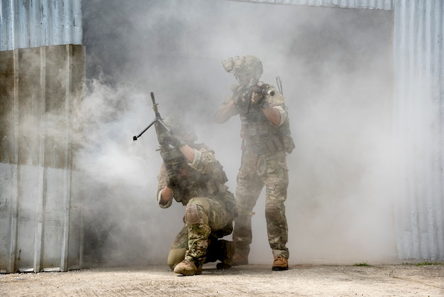 Soldaten mit Rauch auf einer Tapete