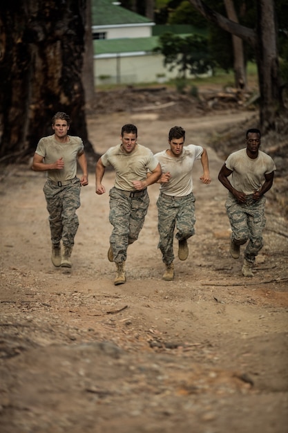 Soldaten rennen