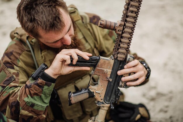 Foto soldaten reparieren das gewehr mit dem werkzeug auf dem schlachtfeld