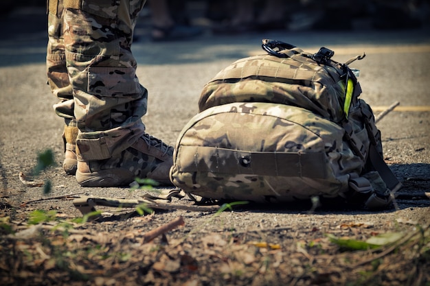 Soldaten stehen mit Tasche