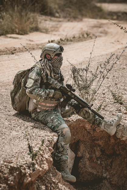 Soldaten von Spezialeinheiten in Kriegen in der WüsteThailändisches VolkArmeesoldat patrouillierte an der Front und rief Verstärkung an