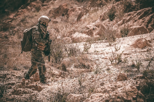 Soldaten von Spezialeinheiten in Kriegen in der WüsteThailändisches VolkArmeesoldat patrouillierte an der Frontlinie