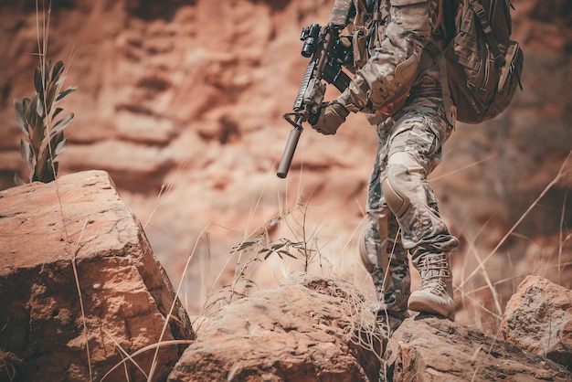 Soldaten von Spezialeinheiten in Kriegen in der WüsteThailändisches VolkArmeesoldat patrouillierte an der Frontlinie