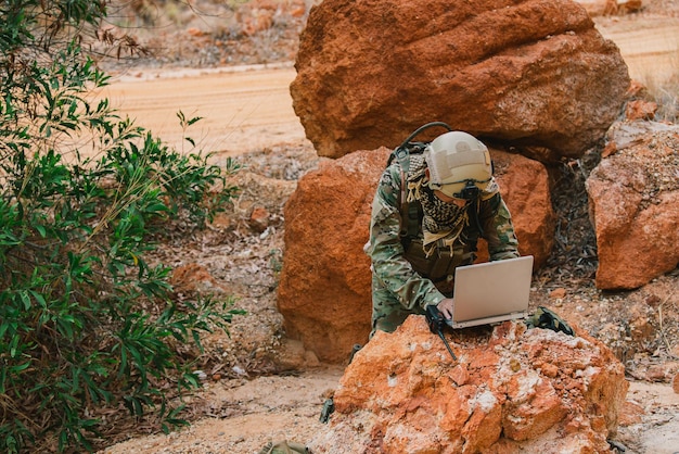 Soldaten von Spezialeinheiten in Kriegen in der WüsteThailand-LeuteArmy-Soldat verwenden Laptop, um Karte mit Satelliten zu sehenUsing Radio For Communication While Military Operation