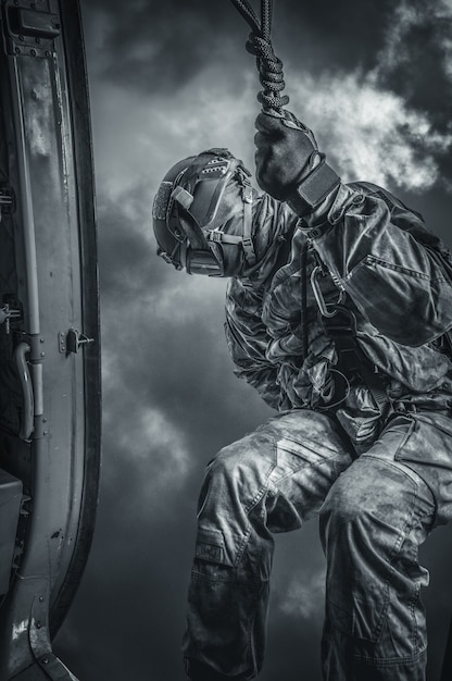 Soldier se prepara para saltar desde un helicóptero. El concepto de juegos de computadora. Técnica mixta