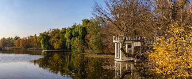 Soleada tarde de otoño en el lago azul