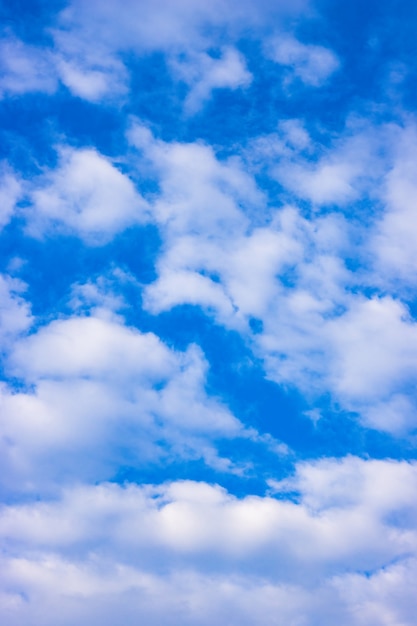 Soleado cielo azul con nubes blancas dispersas