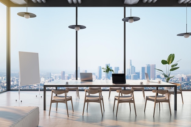 Soleado y espacioso con una gran vista de la ciudad desde el área de la oficina de la pared de vidrio con una enorme mesa de conferencias de madera en el centro de la habitación portátil moderno en la mesa sillas de madera planta verde en maceta blanca renderizado 3D