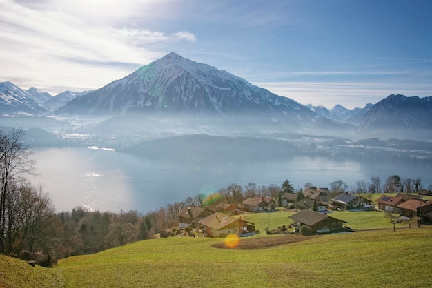 Soleado invierno suizo cerca del lago Thun