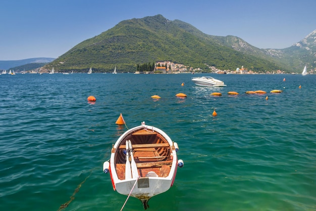 Soleado paisaje mediterráneo Montenegro Bahía de Kotor