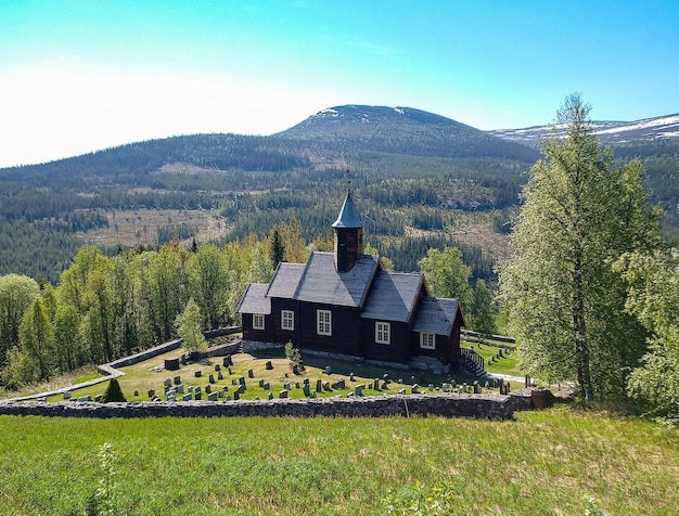 Foto solia kirke rondane scenic route igreja e cemitério nas montanhas