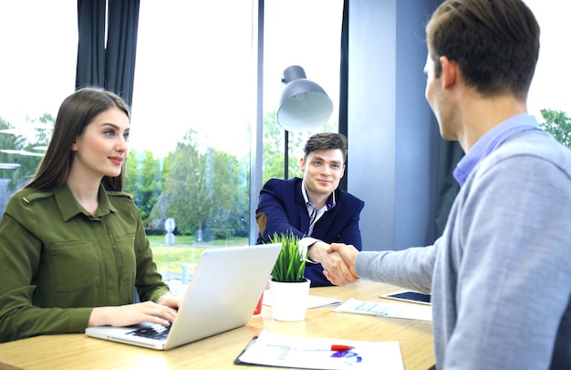 Solicitante de empleo con entrevista. Apretón de manos durante la entrevista de trabajo.