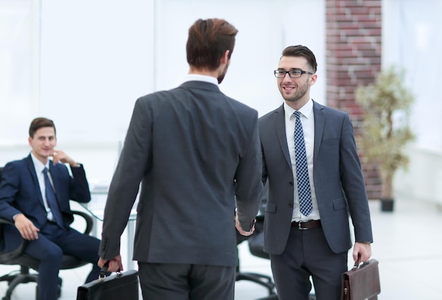 Solicitante de empleo que tiene una entrevista Apretón de manos durante una entrevista de trabajo