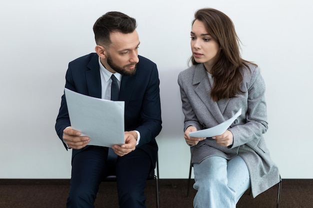 Foto los solicitantes de empleo se comunican antes de la entrevista con el concepto de búsqueda de empleo del gerente