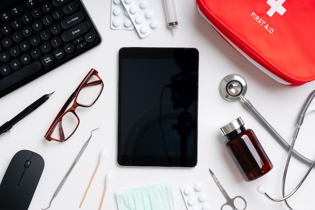 Foto solicitud de atención médica en línea en teléfonos inteligentes