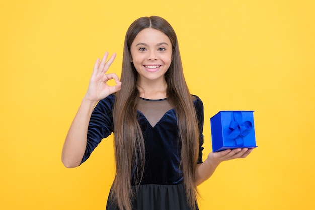 Sollte perfekt sein. Schöne Ferien. Kind hält Geburtstagsgeschenk. Kind nach dem Einkaufsverkauf. feier zum kindertag. Teenager bereiten sich auf den Valentinstag vor. glückliche Kindheit. Teenager-Mädchen mit Geschenkbox.