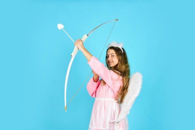 Foto uno y solo. 14 de febrero rebajas y descuentos de san valentín. brote de cupido con arco. flecha de amor. pequeña niña ángel con ala y halo. cupido lanza flecha con arco. ángel del día de san valentín. aventura amorosa. dios del amor.