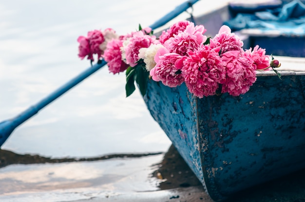 solo barco azul en el río, decorado con flores