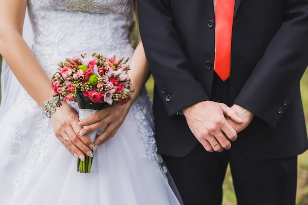 Solo casados parados uno al lado del otro.