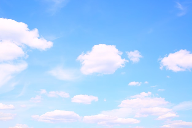 Solo el cielo azul con nubes, se puede utilizar como fondo.