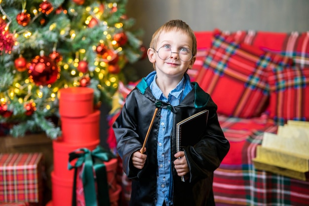 Foto sólo cree en las luces luminosas mágicas en la sala de estar en navidad