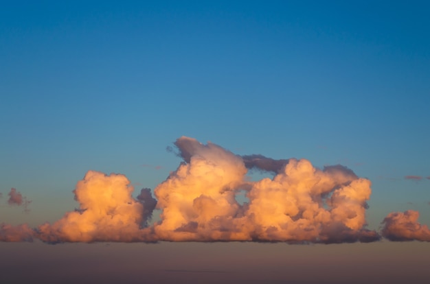 Foto solo cúmulos cúmulos en el cielo del atardecer.