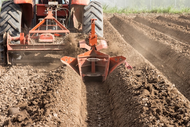 Solo da preparação do trator que trabalha na agricultura de campo.